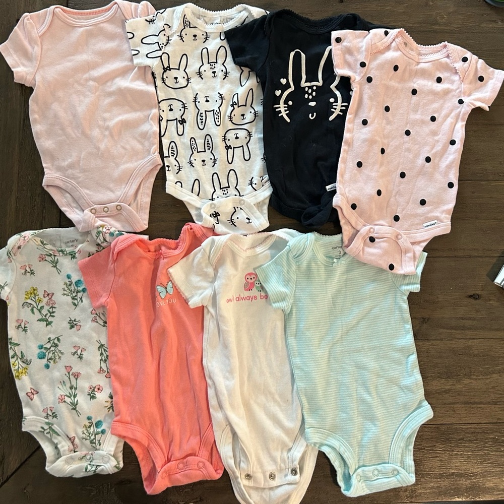 Lot of 8 0/3 month onesies in very good condition